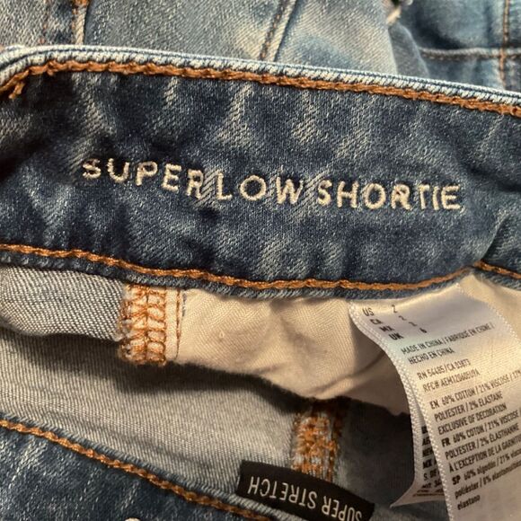 American Eagle distressed denim shorts medium wash size 2 - Picture 4 of 5